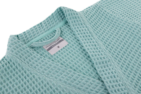 Heckettlane Badjas Wafel Sky Blue - 70% gerecycled katoen, 30% andere vezels Heckettlane Badjas Wafel Sky Blue - 70% gerecycled katoen, 30% andere vezels